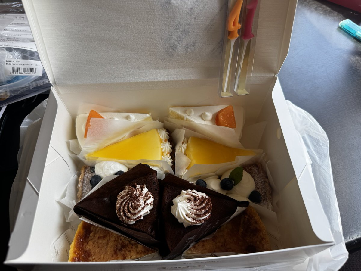 RASTER8bit's tweet photo. 昨夜の函館ARARAでは誠によく働いたしよく遊んだ。ドリンク5000杯作った。トシヤ&amp;ヒロくんと函館札幌青森東京の邂逅。FATMAN SEMINARを知って好きになり20年経って初めて観れた。久々にケーキで誕生日祝った。
初めましてでもちゃんと数珠繋ぎになってる伏線回収。次はRASTERカマしたい。 https://t.co/G3qu5uvO7k