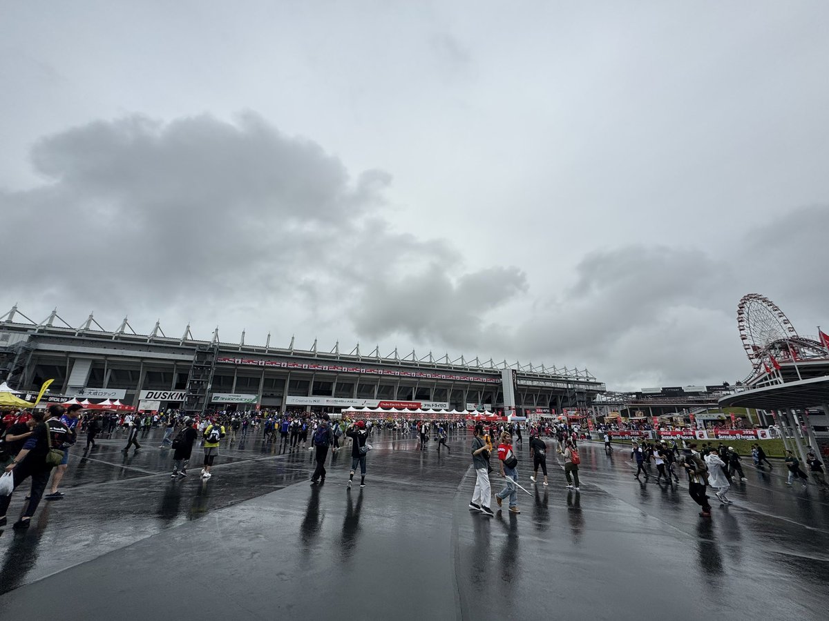 Red_pond23's tweet photo. 一時的に雨止んで賑わってる https://t.co/T3sWTLRZHn