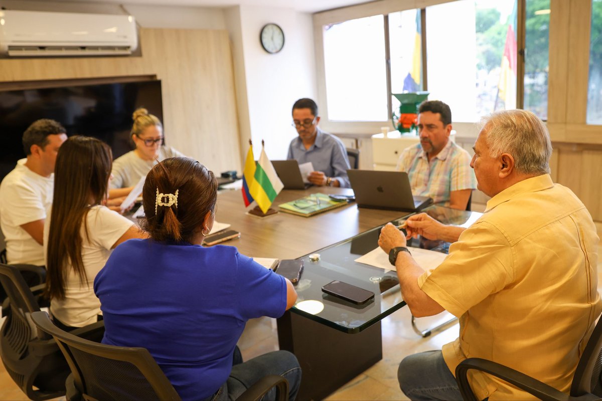 rovillalba's tweet photo. En equipo, con responsabilidad y visión de región, avanzamos en el alistamiento del “Empalme Regional Ejecutivo” con el equipo de gobierno del electo presidente de la República, Abelardo de la Espriella @AbelardoPTE  que se realizará el próximo 16 de julio en Neiva. El Huila llegará a este encuentro con propuestas claras, prioridades definidas y una agenda seria para seguir gestionando el desarrollo de nuestro departamento. Seguimos construyendo un #HuilaGrande.