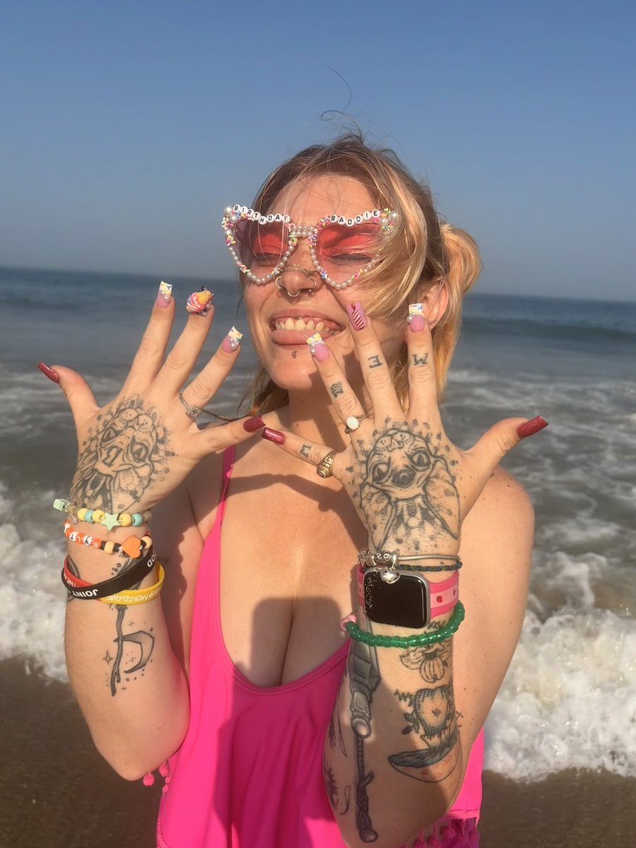 _baephomet's tweet photo. when the nail tech asks for content 💅 https://t.co/T3iIbC31Al