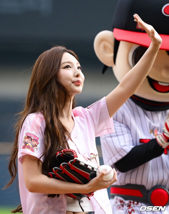 PHOTO】TWICE ナヨン、始球式に登場…キュートなユニフォーム姿