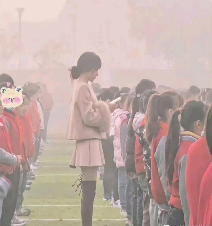 aqz0114's tweet photo. 老师是教书育人的，穿成这样合适吗？ https://t.co/nPWzFqlnw2