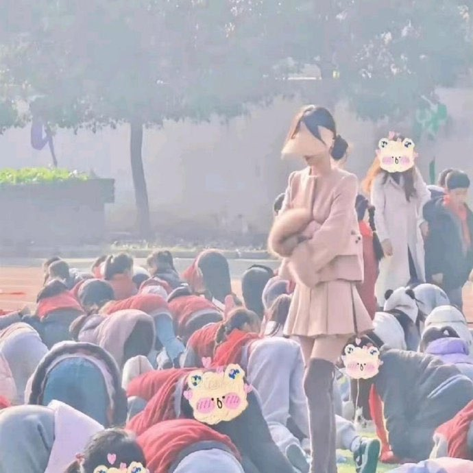 aqz0114's tweet photo. 老师是教书育人的，穿成这样合适吗？ https://t.co/nPWzFqlnw2