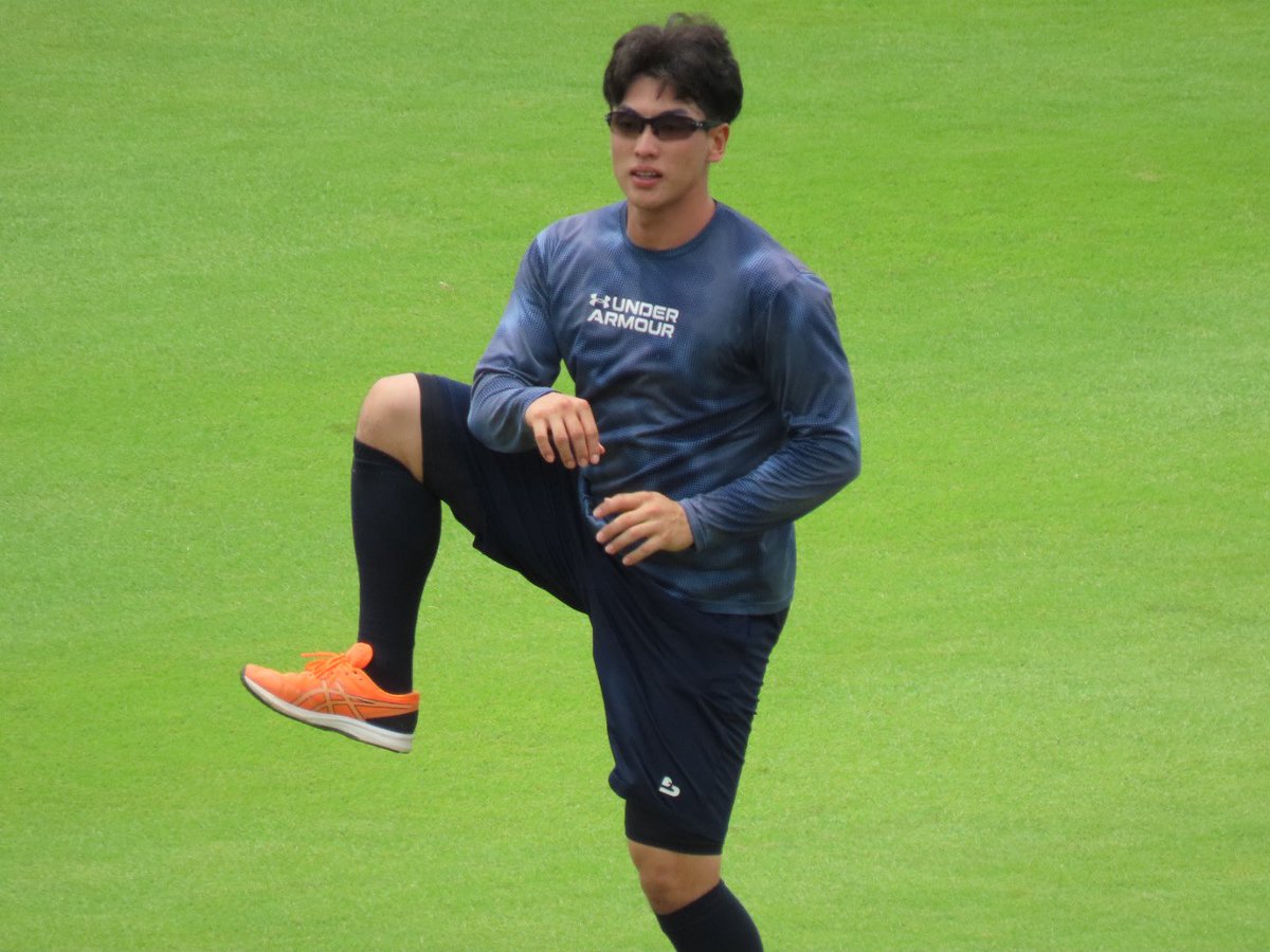 RT_DHJYGD's tweet photo. 侍ジャパン大学日本代表直前合宿🏟️ENEOSとの練習試合⚾️ENEOSのやまりくくんと川口くん🤩すごくしっかり準備してたのに途中死球をくらい交代となってしまった😱足大丈夫？ https://t.co/QCmeKBA6H8