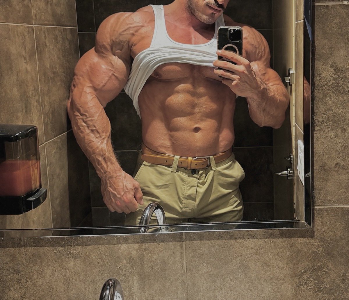 sam30333's tweet photo. Public restrooms are always too small 😰😪 https://t.co/ro0Cz3R1kX