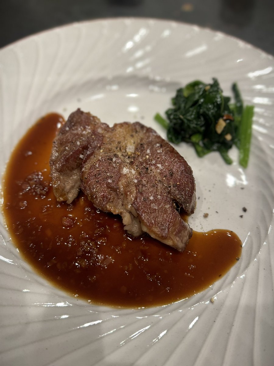 genbokushitake's tweet photo. 昨日はラムショルダーのソテーで一杯。
マディラ酒のソース。
少しだけスパイスを効かせるとラムの風味と調和して美味。 https://t.co/fOdUNCyKSs