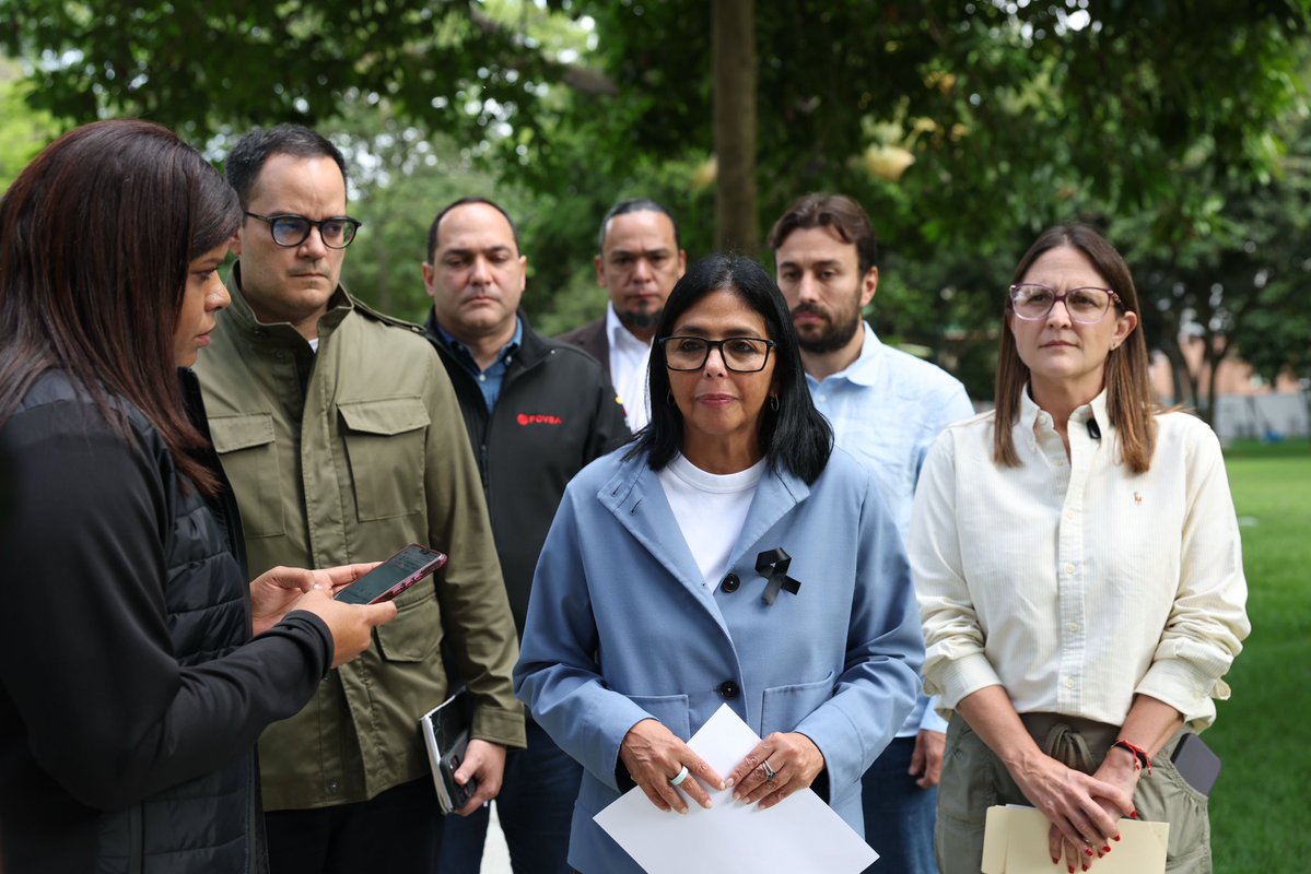 PDVSA's tweet photo. Luego de sostener una reunión de trabajo con el Consejo Económico, la presidenta Encargada de la República, @delcyrodriguezv, presentó un balance integral sobre las variables macroeconómicas del país, tras el reciente doblete sísmico que afectó a Venezuela. https://t.co/dzsLWRctVy