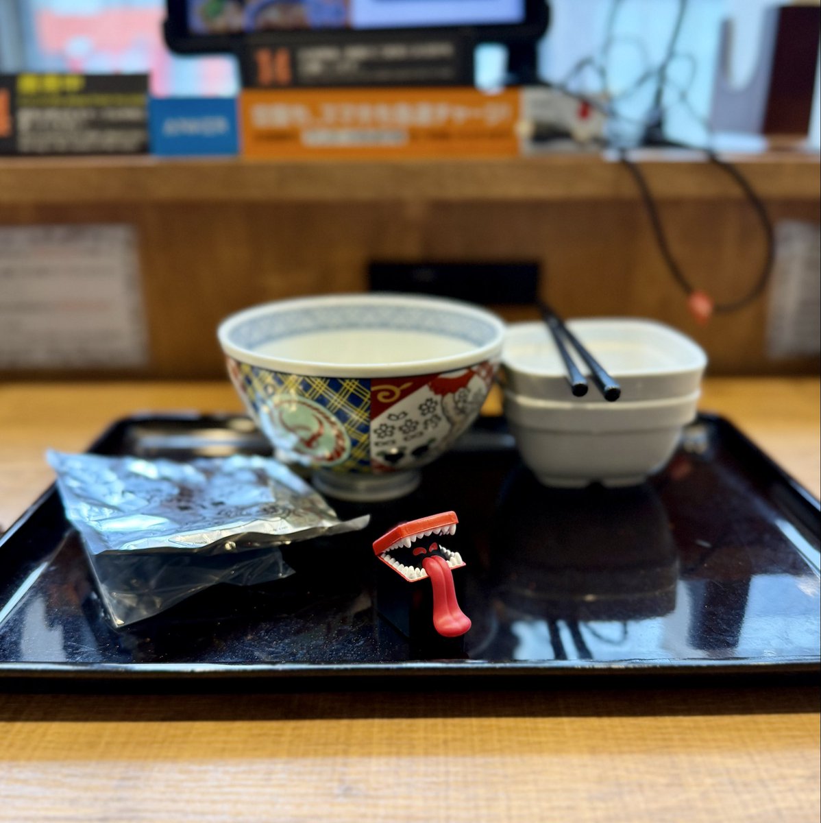 nessinota's tweet photo. ひとくい紅生姜ばこ
4連続出現、計6ひき目。

いや、なんかもう、また1杯合法的に食べられて嬉しいからありがとうっていう気持ち。 https://t.co/OnHywqxbUM