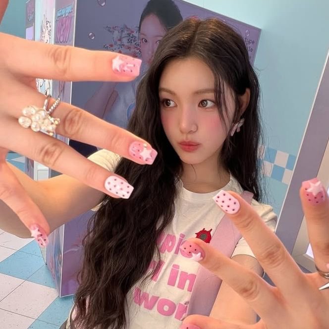 ribbionslit's tweet photo. K-pop idols with their cute nails ❤︎₊ ⊹ ♬ https://t.co/ay8AVQn0Uj