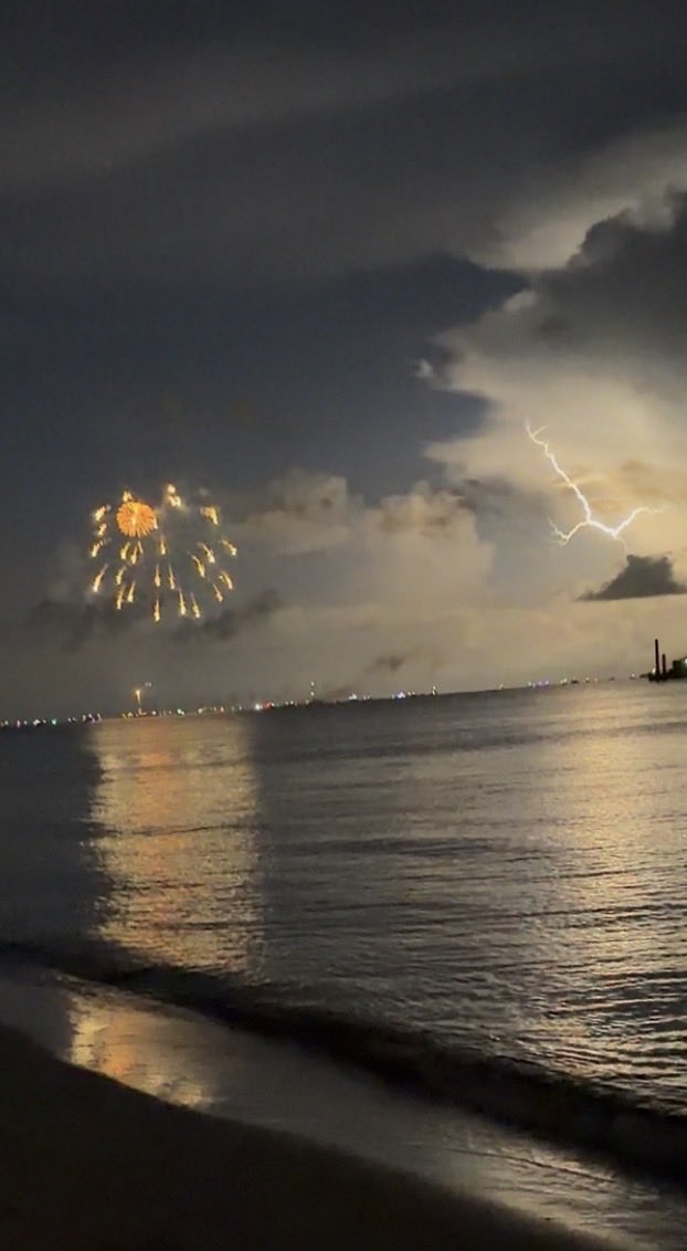 WeathermanAAA_'s tweet photo. Nature’s Firework https://t.co/JRD8laKchg