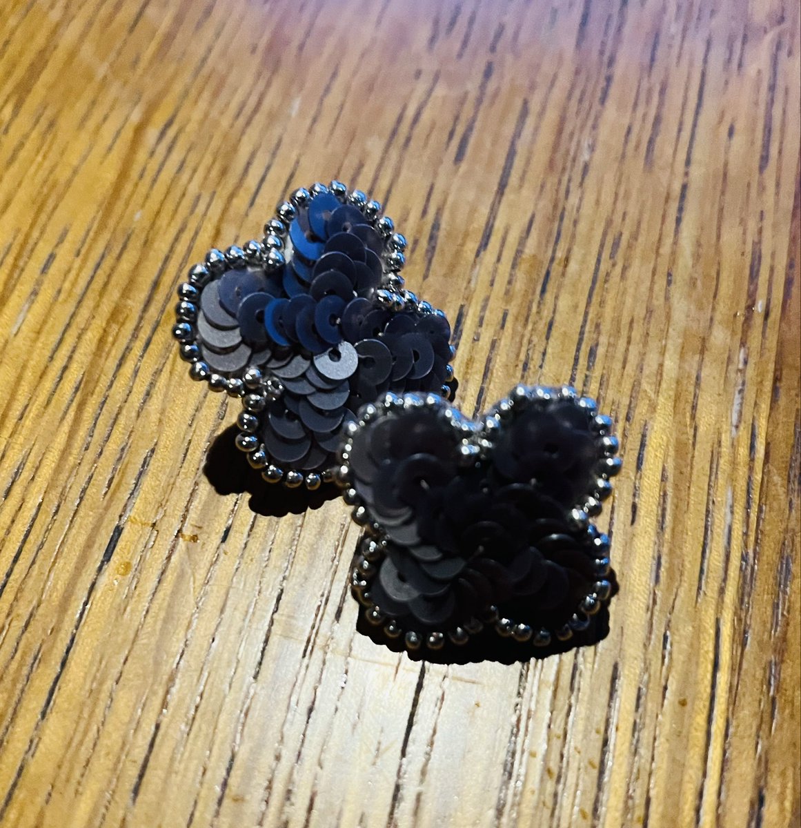 moon_star321's tweet photo. 昨日は恒例のフルハ先生によるビーズ刺繍ワークショップに参加🪡
キラキラで可愛い✨🥰
光加減で印象が変わります（写真のピアスは同じもの）

夜は美味しい焼き鳥をいただきました
昨日は完全に飲み過ぎましたー🤭🥂
楽しかった❣️

週末に楽しみがあると心は健康でいられる気がしました🍀 https://t.co/GHXnwU2Das