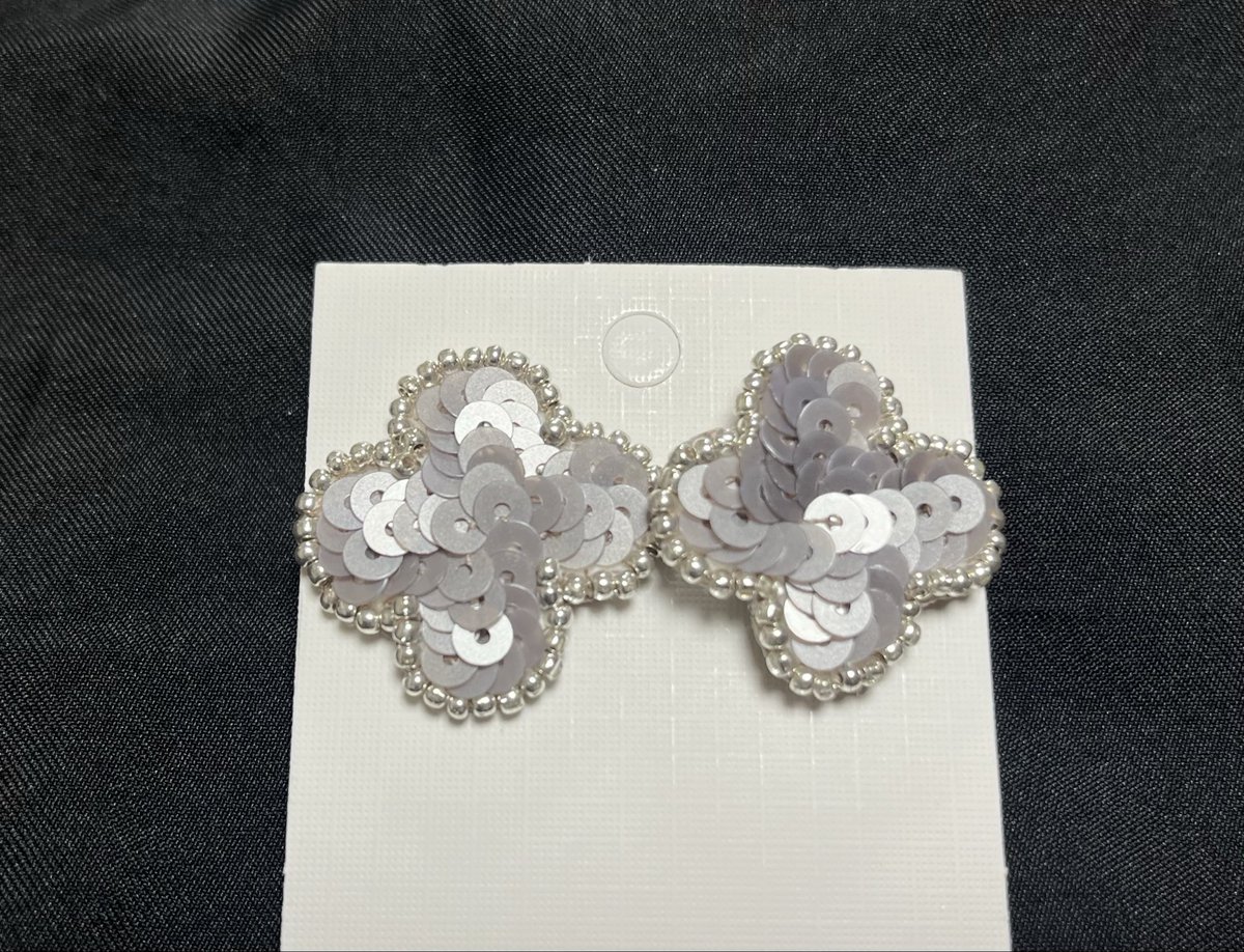 moon_star321's tweet photo. 昨日は恒例のフルハ先生によるビーズ刺繍ワークショップに参加🪡
キラキラで可愛い✨🥰
光加減で印象が変わります（写真のピアスは同じもの）

夜は美味しい焼き鳥をいただきました
昨日は完全に飲み過ぎましたー🤭🥂
楽しかった❣️

週末に楽しみがあると心は健康でいられる気がしました🍀 https://t.co/GHXnwU2Das