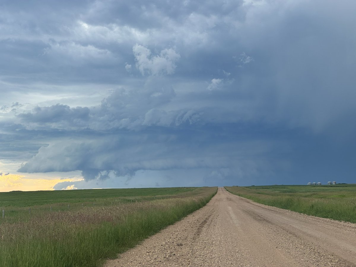 ABstorm_chaser's tweet photo. NE of Hanna, AB https://t.co/h6E3xPm0U1