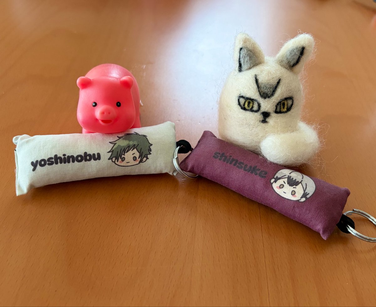 am_i__5's tweet photo. 普通にばんばん写真あげてたけど紹介できてなくてﾋｯｯｯってなったオレアミゴ🤦
めらこさん（@merameracco ）から可愛いよちのぶ様クッション、キタさんクッション作ってもらったよー🤦💕🤦💕🤦💕ありがとう🥰
お返しに作りたいものがあるのだがデザインが決まらぬオレアミゴ😇ｸﾞｷﾞｷﾞｷﾞｷﾞ https://t.co/VTadMaTCna