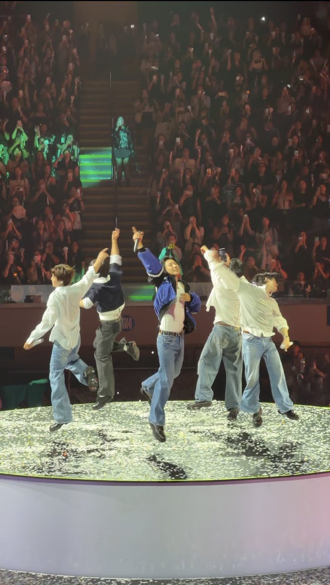 maisquishysoo's tweet photo. Thank you, boys. 🥹 I haven’t been able to post much since I’m still so overwhelmed. 

This is my first EXO con in the PH and the crowd here is the best. ❤️ So happy that the boys enjoyed too. 🤣 Bentang benta ang EXO sa Pinoy and vice versa. 

This love really goes both ways. 💕 https://t.co/c342pUm4qR
