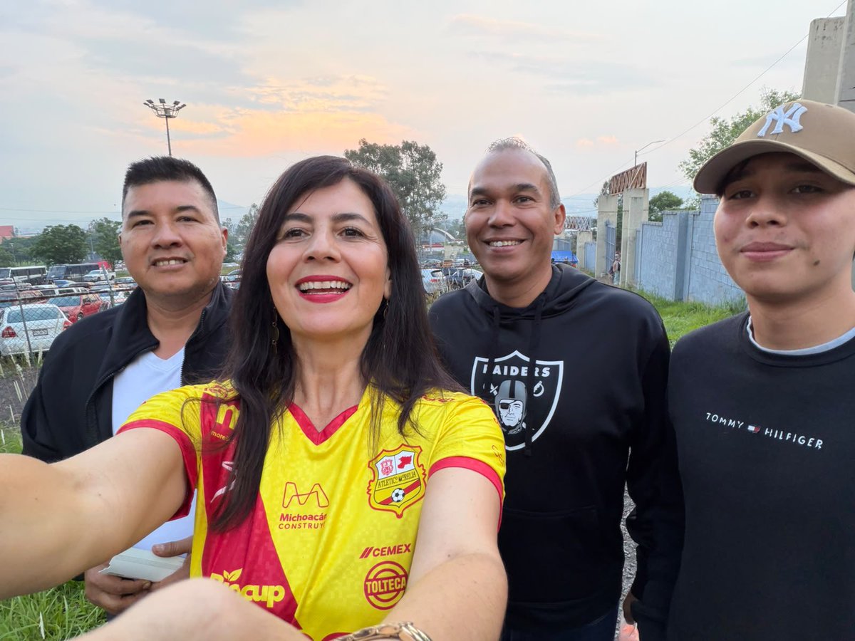 GabyMolinaMX's tweet photo. Nada como apoyar al equipo de nuestra tierra. Hoy suena fuerte el Morelos. ¡Vamos, Atlético Morelia! 
2-0. 💛❤️ 

#AtleticoMorelia #Futbol #GabyMolina https://t.co/z4rTMJxvdj