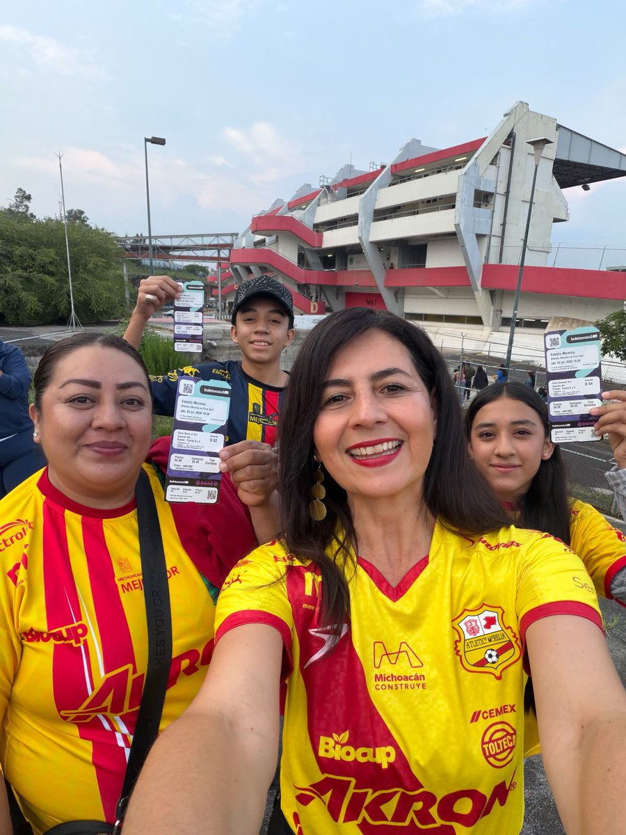 GabyMolinaMX's tweet photo. Nada como apoyar al equipo de nuestra tierra. Hoy suena fuerte el Morelos. ¡Vamos, Atlético Morelia! 
2-0. 💛❤️ 

#AtleticoMorelia #Futbol #GabyMolina https://t.co/z4rTMJxvdj