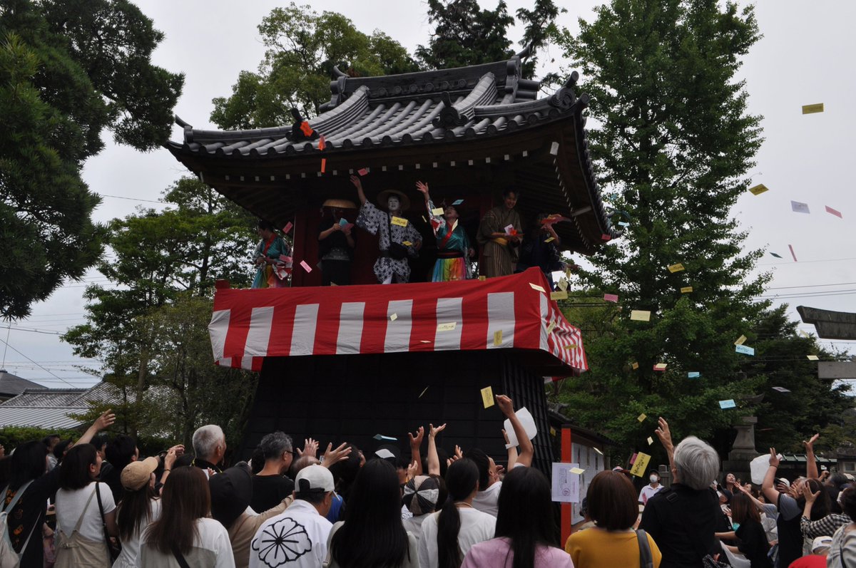 Higasiaichinews's tweet photo. 【 #豊橋市 】豊橋の牟呂八幡宮で「ええじゃないかお札降り」　江戸時代末期の民衆運動を発祥の地で再現

豊橋市牟呂町の牟呂八幡宮で4日、「ええじゃないかお札降り」が開かれました。

🔻続きは
https://t.co/eTulN4DQLc

#東愛知新聞 https://t.co/289pengDkW