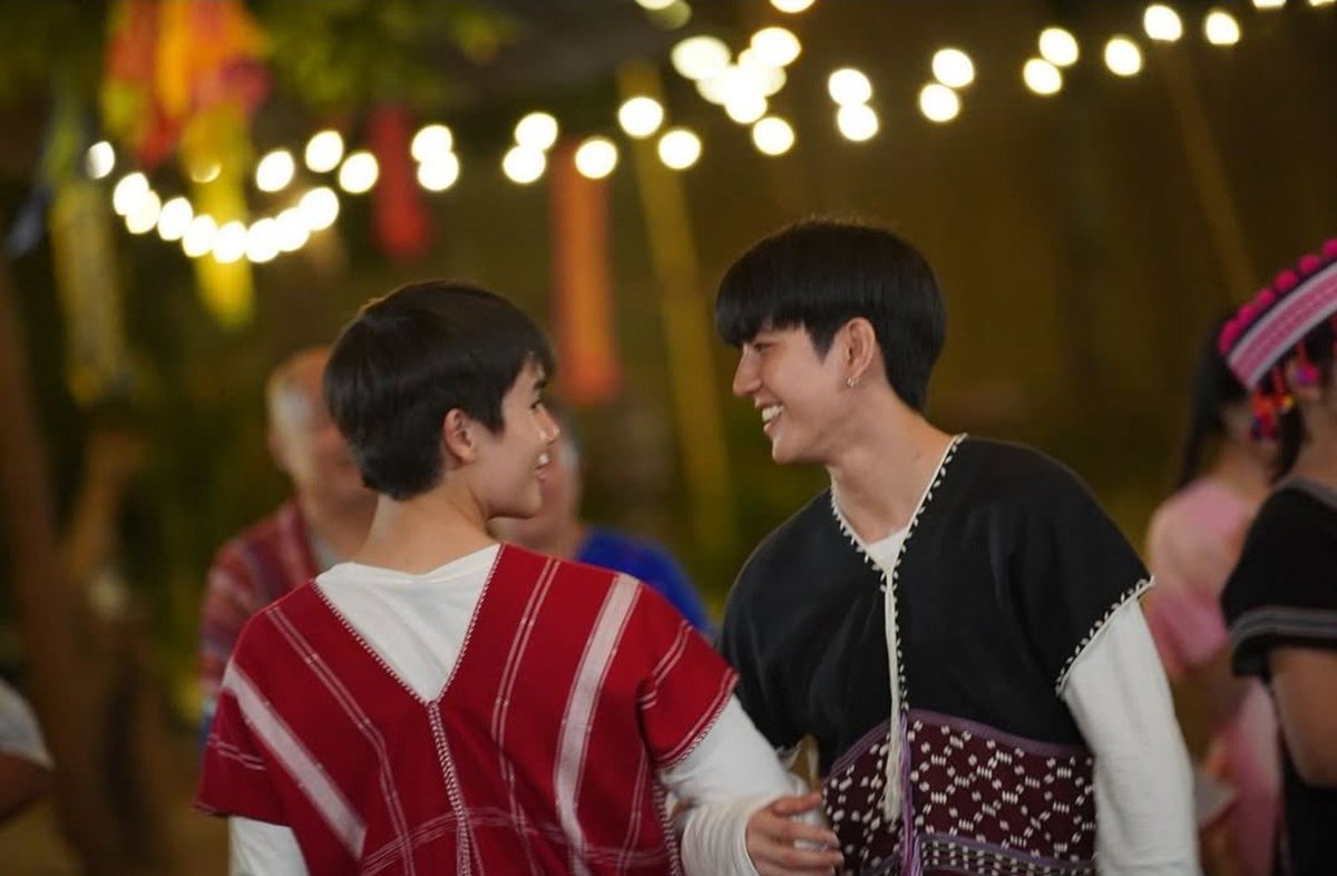 Memory_Bbenz's tweet photo. — ความรักยิ่งใหญ่ที่สุด จากคำภีร์โครินธ์ 13:13

• “ ความรักจึงสำคัญที่สุด และยิ่งใหญ่ที่สุด ”

: มนุษย์ปราศจากความเชื่อและความหวังได้ แต่ปราศจากความรักไม่ได้ ความรักสำหรับพระเจ้า คือ ความรักในตัวเอง ความรักในเพื่อนบ้าน ที่ใดมีรัก ที่นั่นย่อมมีพระองค์สถิตอยู่ด้วยเสมอเพราะความรักไม่เคยปราศจากพระองค์

• “ ทั้งสามสิ่งนี้ยังดำรงอยู่ คือความเชื่อ ความหวัง และความรัก แต่ความรักนั้นใหญ่ที่สุดในสามสิ่งนี้ ”

: คนเราต่อให้เราจะเชื่อเหมือนกันทุกอย่างถ้ามันจะมีปัญหา มันก็มีปัญหาจะมีปัญหาอยู่ดี

🎐 ชีวิตของมนุษย์อยู่บนมีพื้นฐานของความเชื่อ ความหวัง และความรัก ถึงแม้เส้นทางของแต่ละคนมันแตกต่างกันจริงๆ จะเชื่อไม่เหมือนกัน แต่สุดท้ายแล้วมนุษย์ทุกคนก็ไม่เคยปราศจากความรัก แม้ไม่ว่ารักนั้นจะในรูปแบบไหน เพศไหน ศาสนาใดก็ตาม 🙏🏻