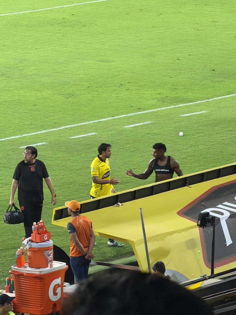 sbasantes92's tweet photo. El defensor central Javier Báez 🇵🇾 sale lesionado, ingresará Gustavo Vallecilla en @BarcelonaSC https://t.co/C4bODRtfmS