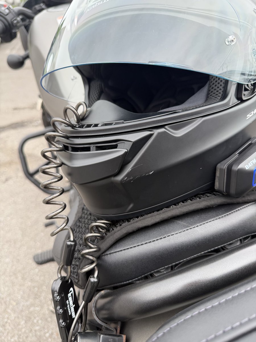 Syugo_ryu's tweet photo. レブル250のヘルメットロックの位置すごい微妙な場所の付けられたからここにカエディアのロックを付けて上に乗せるスタイル。盗難防止としてはまずまずかな…？ https://t.co/vhThN2dVIT