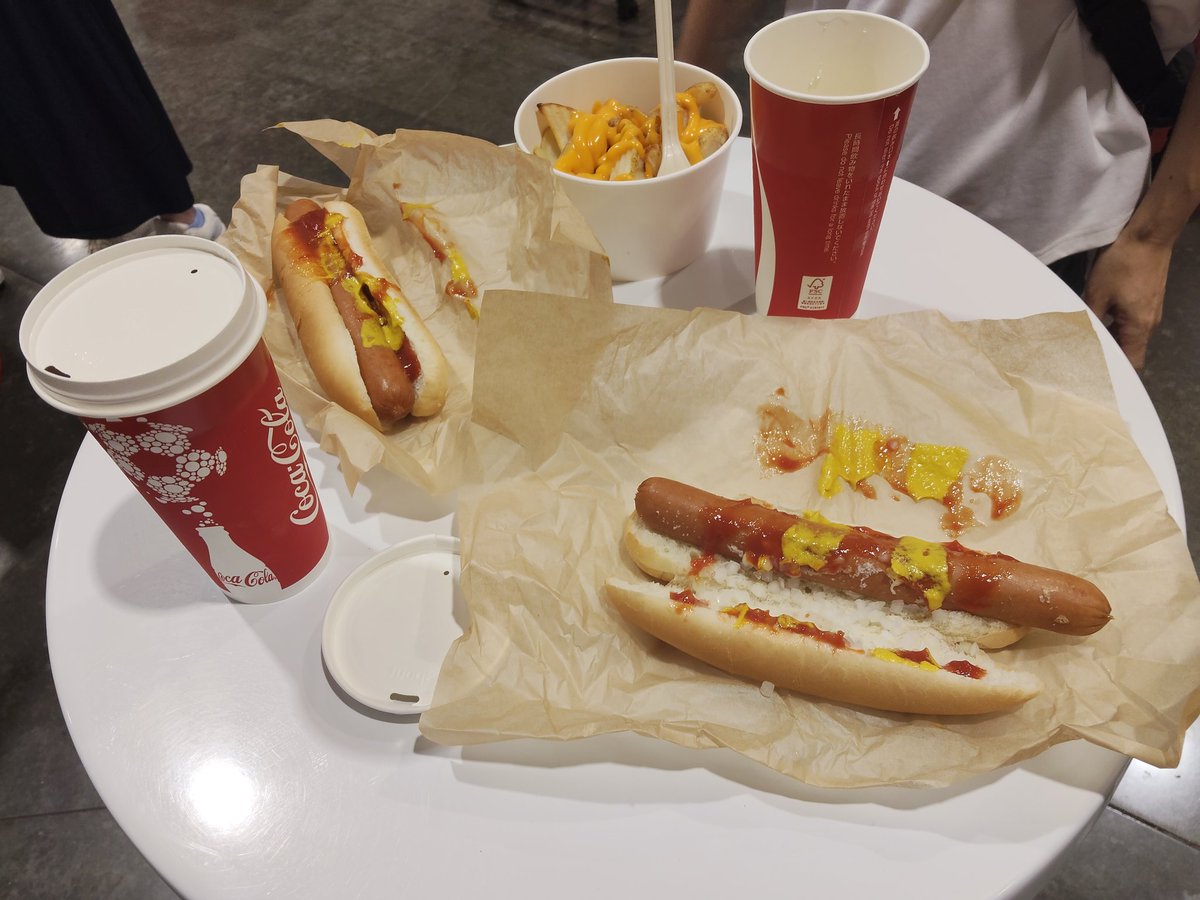 dragonballbes's tweet photo. ホットドッグと飲み物で180円って破格すぎん？ https://t.co/bK8JjRylnM