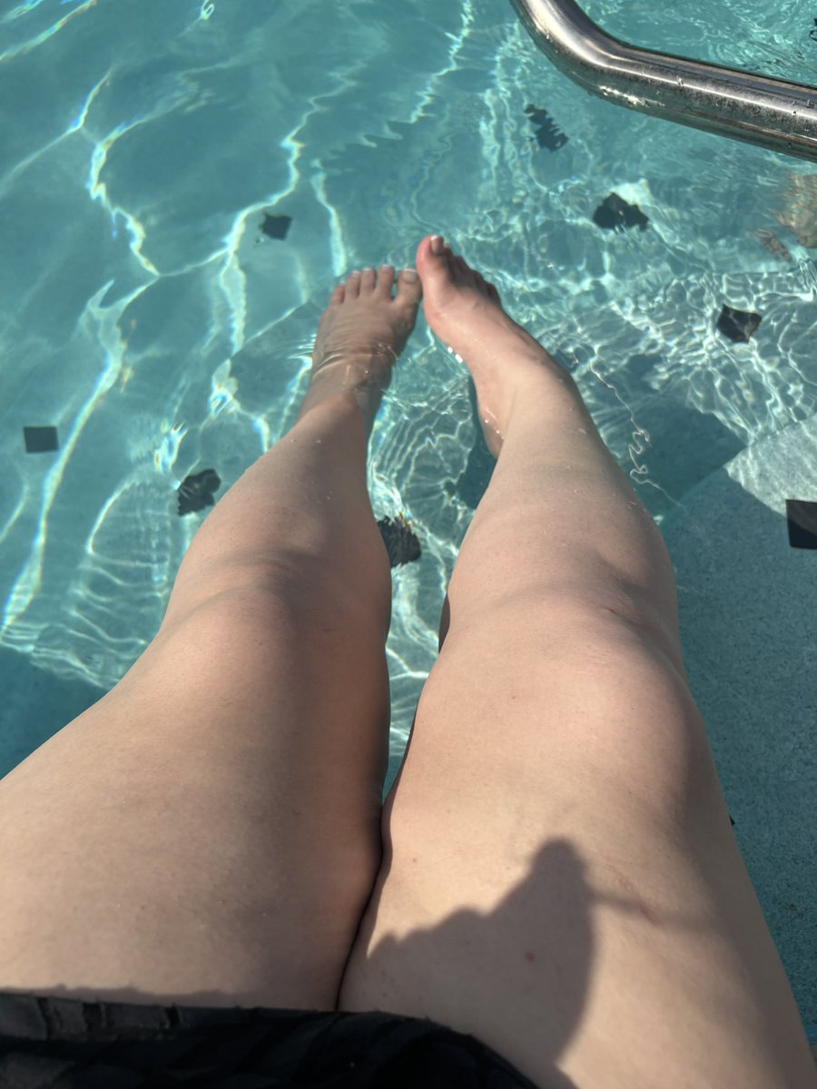 siithedoll's tweet photo. me while you’re working to fuel my shopping habit 👙☀️ https://t.co/VVW4DNhYyw