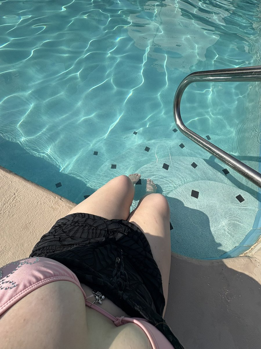 siithedoll's tweet photo. me while you’re working to fuel my shopping habit 👙☀️ https://t.co/VVW4DNhYyw