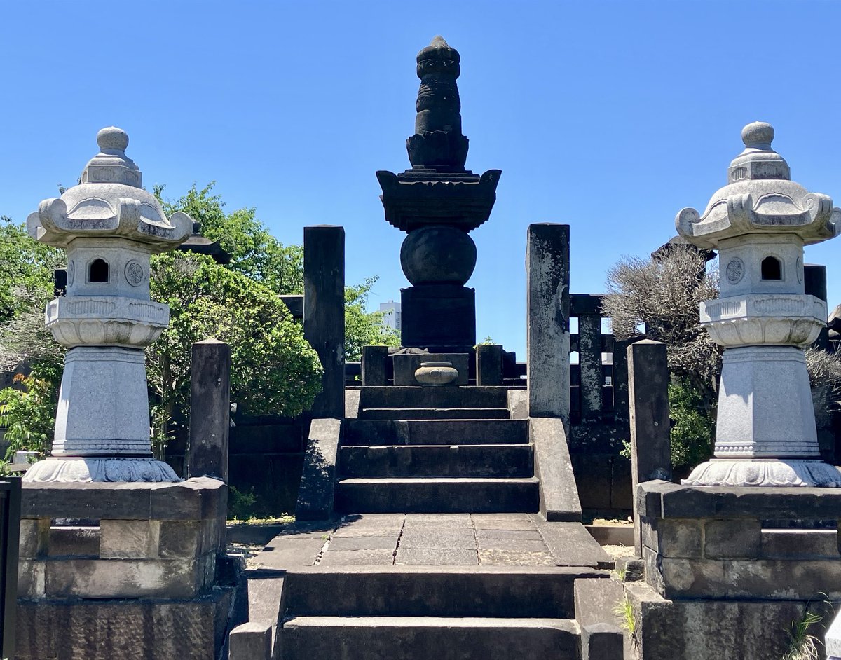 yuubukan's tweet photo. 家康公のご母堂「於大の方」様の墓所が建つ小石川伝通院にお参り。
文久3年2月8日
近藤勇達浪士組一行は　
14代将軍家茂公を警護する為
伝通院を出陣し京へ。
京都での新選組の活躍は
その名を歴史に残しました。
「於大の方」様に新選組とのご縁を謹んで御礼申し上げました。
#近藤勇
#勇武館 https://t.co/W6mLwZa3LL