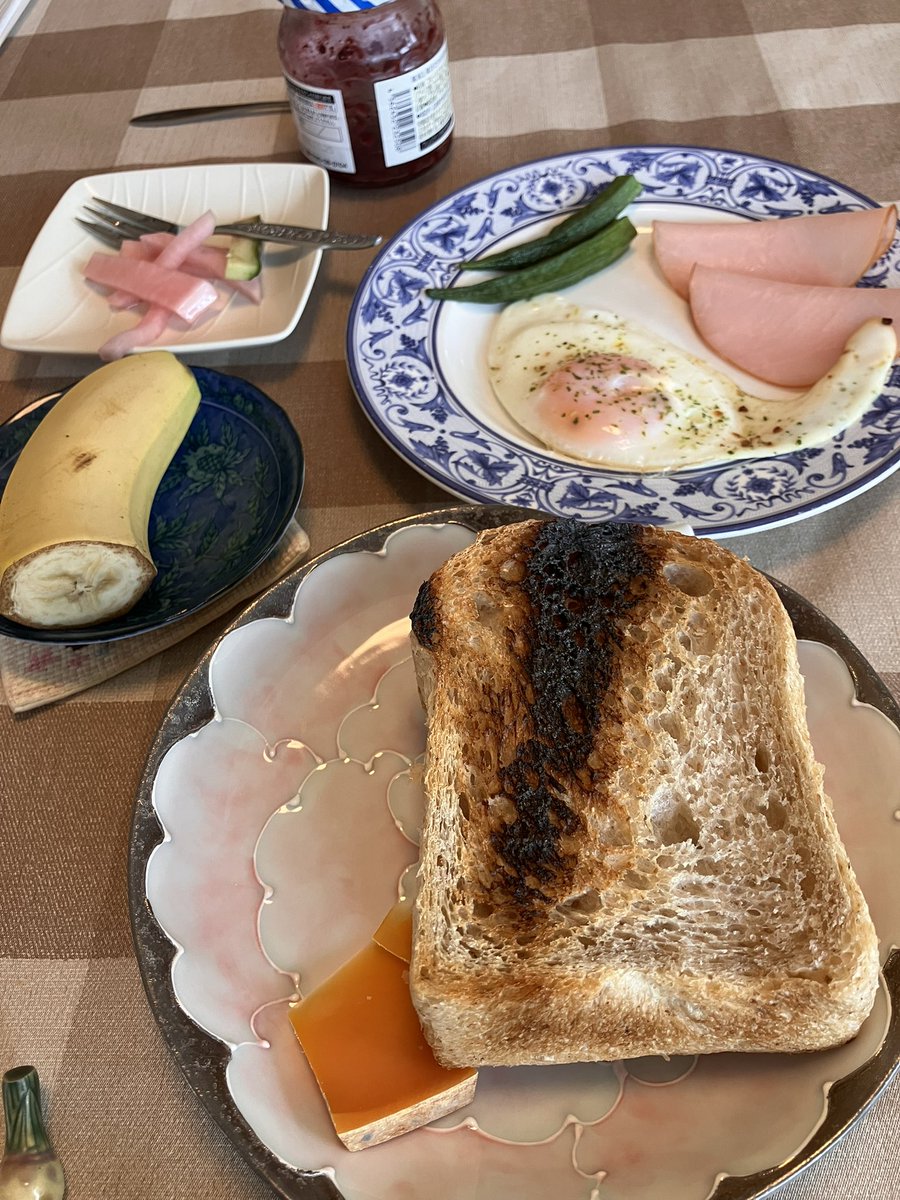 asa4104's tweet photo. 今日の朝ごはん
急いで食べて出かけることになって、うん
焦がした　ごめん💦
#朝食　　#ロスパン 
#全粒粉食パン https://t.co/gb1uk3rLCN