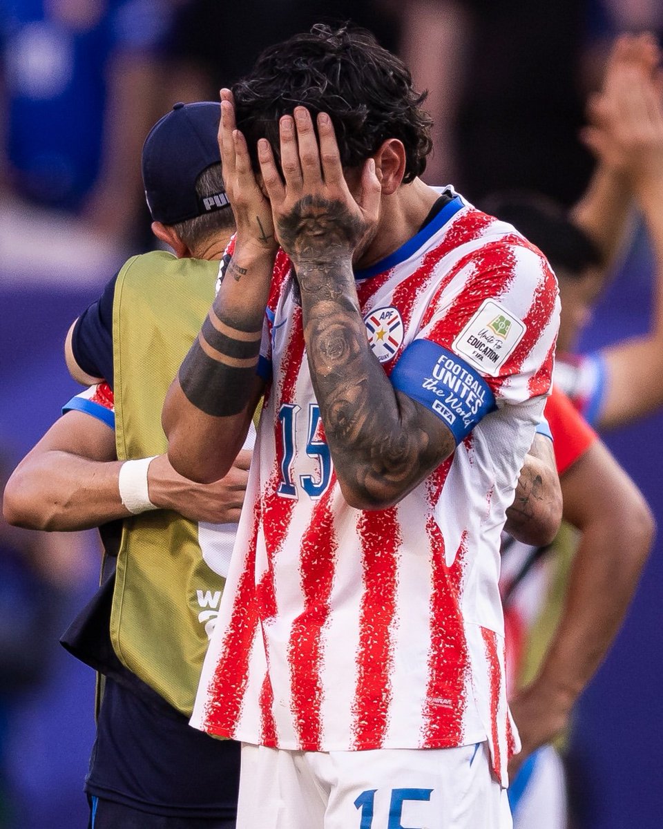amorimbaiano's tweet photo. eu trocaria minha vida em prol de salvar a classificação do paraguai so pra ter o prazer de te ver sorrindo com seu país capitao https://t.co/Xi6His8kzI