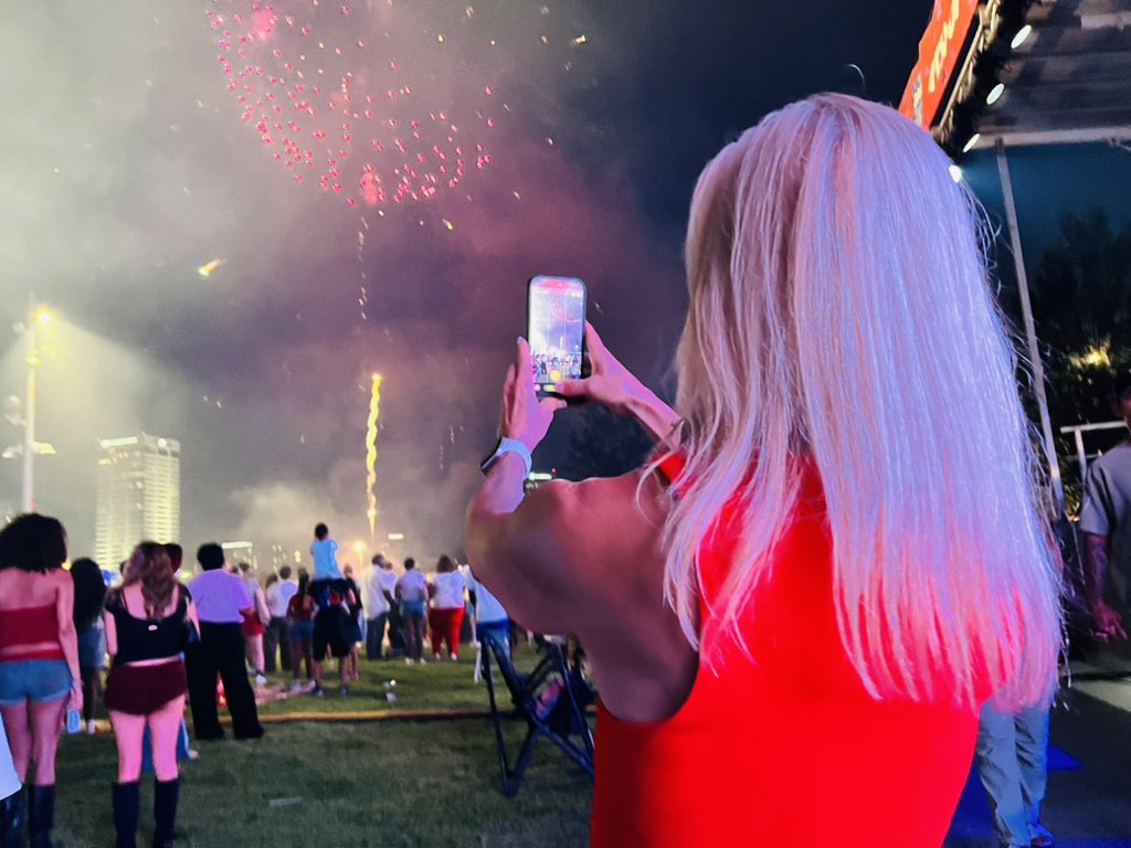 MayorDeegan's tweet photo. What a beautiful night and a wonderful sight – our city coming together to celebrate 250 years of a nation that believes tomorrow will be better than today. Happy Independence Day, Jacksonville. May God bless those who serve. May God bless you, your family, our city and country. https://t.co/Qi25WTSTtg