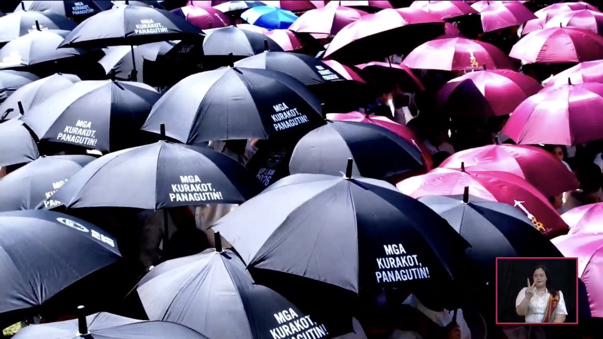 inquirerdotnet's tweet photo. ‘MGA KURAKOT, PANAGUTIN’

LOOK: Graduating students of the University of the Philippines (UP) Diliman College of Law raise black umbrellas bearing messages calling for accountability and an end to corruption during the institution’s 115th Commencement Exercises on Sunday, July 5. | 📷: Screengrabs from UP Diliman/YouTube