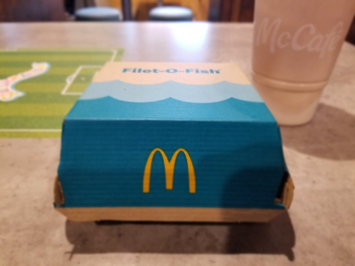 ThomasGouard's tweet photo. Craving satisfied. 🐟🍔 Nothing beats a perfectly steamed bun and crispy fish. #FiletOFish #FastFood #FishBurger #CravingSatisfied #CheatMeal #BurgerGram #SeafoodLover #ComfortFood #FastFoodLife #LunchBreak @McDonalds https://t.co/Kh20d13ptL