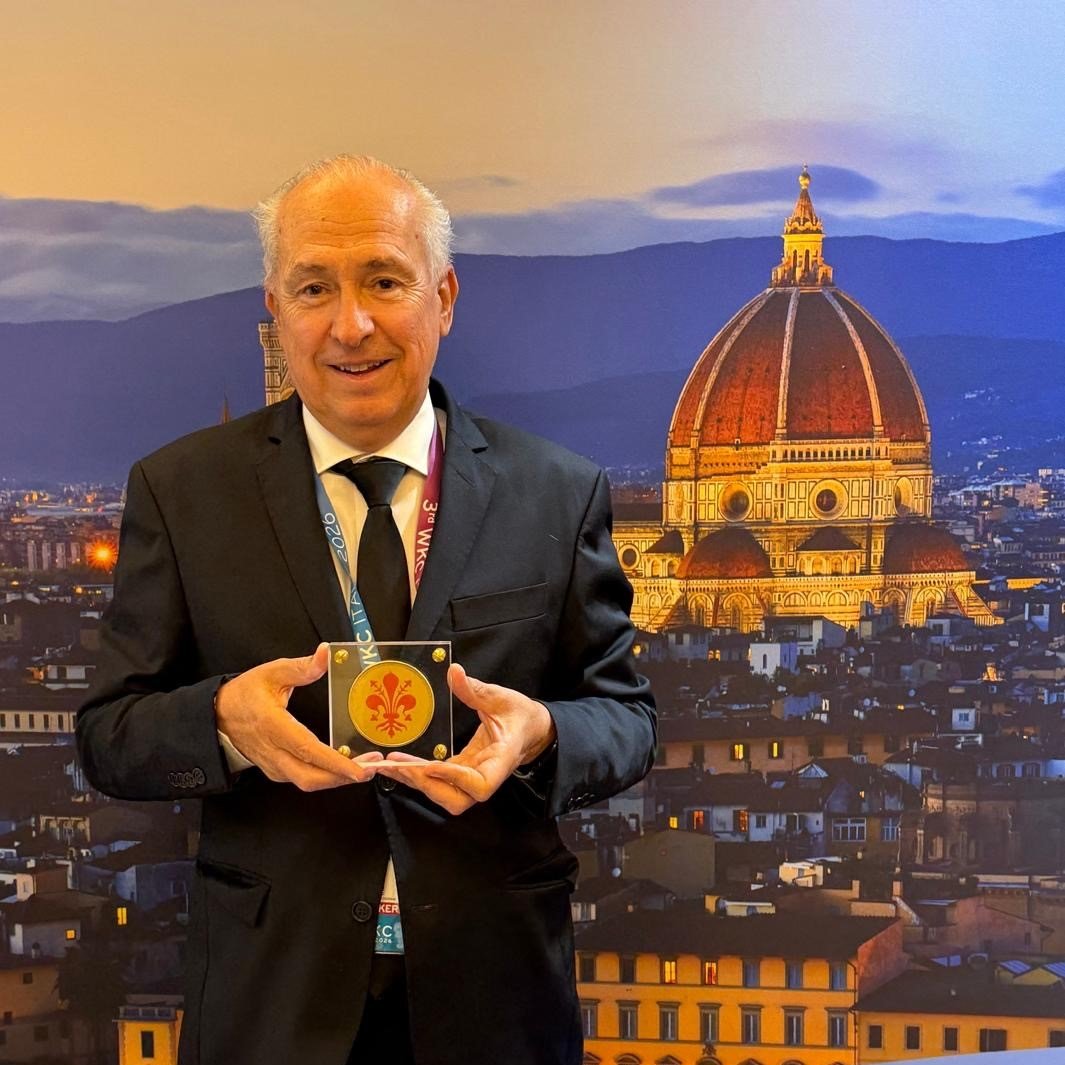 clarincom's tweet photo. UN MÉDICO ARGENTINO CREÓ UNA INNOVADORA TÉCNICA PARA OPERAR UNA ENFERMEDAD DE LA VISTA Y FUE PREMIADO EN ITALIA

El oftalmólogo argentino Roberto Albertazzi, de 71 años, fue premiado en Florencia, Italia, por crear una técnica innovadora para operar el queratocono, una enfermedad que deforma progresivamente la córnea y puede causar visión borrosa y distorsionada. El médico, nacido en Quilmes y formado en La Plata, se convirtió en referente en esta patología tras años de trabajo e investigación.

Su procedimiento, llamado By-Limbic, propone una forma distinta de colocar los anillos intracorneales, que se usan para regularizar la córnea en ciertos casos de queratocono. A diferencia de la técnica tradicional, que introduce los anillos desde una incisión más cercana al centro de la córnea, Albertazzi plantea hacerlo desde el limbo, la zona de transición entre la córnea y la parte blanca del ojo, para reducir el riesgo de extrusión.

La técnica no sirve para todos los casos, sino para aquellos en los que todavía es posible corregir la córnea con anillos, y se combina con el crosslinking, que apunta a detener el avance de la enfermedad. Por su aporte, Albertazzi recibió el Giglio d’Oro a la innovación médica en el III Congreso de Queratocono Mundial, organizado por la Sociedad Mundial de Queratocono. Pese al reconocimiento internacional, sigue operando en Quilmes y ya trabaja en nuevas mejoras para este tipo de cirugías.

Testimonio de Albertazzi

“Las causas del queratocono son hereditarias, casi siempre. Pero si te rascas, es peor: las enzimas pasan al estroma y lo 'lisan'”.

“Desde fines de 1800 se usaron lentes [para este problema]. Pero no era lo más adecuado, porque el lente no detiene el avance del queratocono”.

“El By-Limbic es lo más parecido a una laparoscopia en la córnea. Ahora estamos detrás del stent”.

(+) en Clarín: https://t.co/8gPP7AI6yi