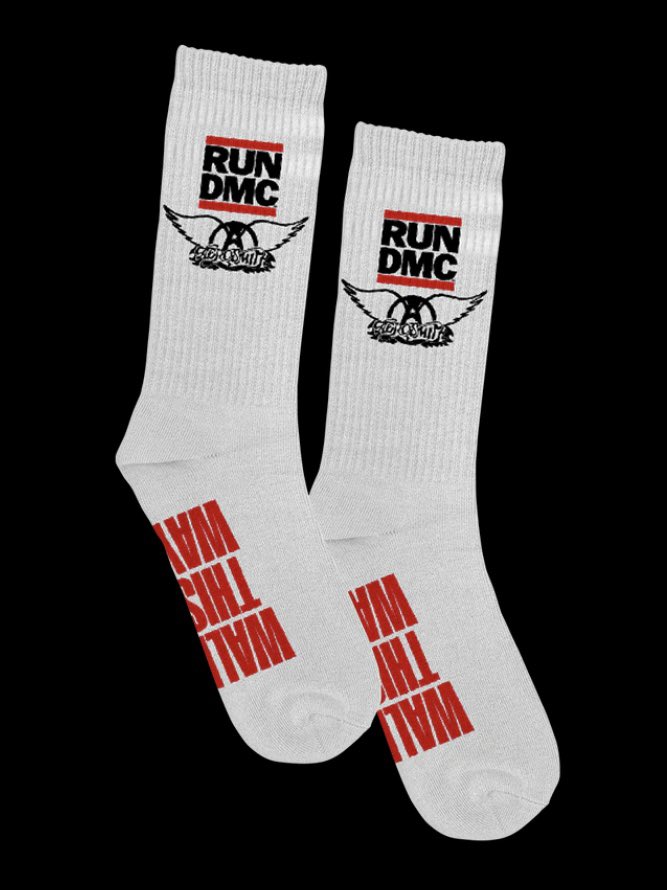 Ou812Cozy's tweet photo. #エアロスミス × #RUNDMC コラボ40周年を記念してエアロのオフィシャルから発売されたグッズがカッコ良すぎる🤘
個人的にはこのブラックTとソックスがめちゃくちゃ欲しい🥴 https://t.co/6LyI48KDDV