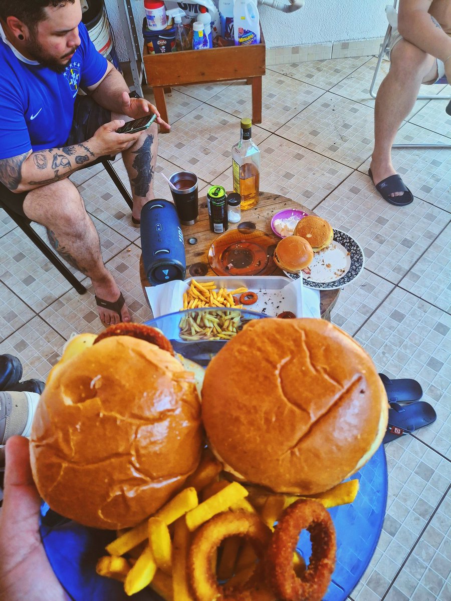 kodakwc's tweet photo. Sábado, hambúrgueres, batata cebola fritas, cerveja preta, gelo de morango, vídeo game, amigos e muito papo 🍔🍺🍟🧅🎮 https://t.co/JKKW3jOLCJ