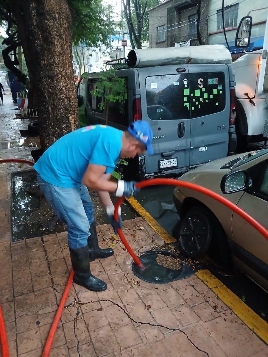 AlcaldiaMHmx's tweet photo. Los equipos de Medio Ambiente y Servicios Urbanos de la @OlaMHmx, junto a @MHPrevencion, trabajan con el #OperativoTormenta⛈️, para atender cada uno de los reportes por las lluvias de esta tarde. https://t.co/QdGEjsN12m