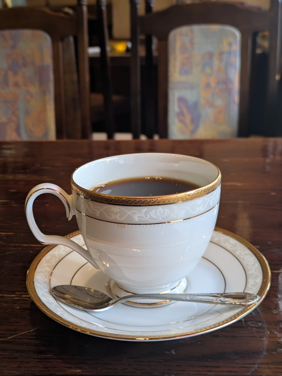 bk_beeeans's tweet photo. カフェドパルク(西日暮里)
アップルパイは注文を受けてから作るため30分弱時間がかかるが待つ甲斐のある美味しさ。パイ生地のサクサク具合は焼きたてならでは。
ブレンドも穏やかな苦み、甘みで好みの味わい、量もたっぷり。
喫煙可、分煙のみ。
#純喫茶コレクション https://t.co/gRFITDNVTh