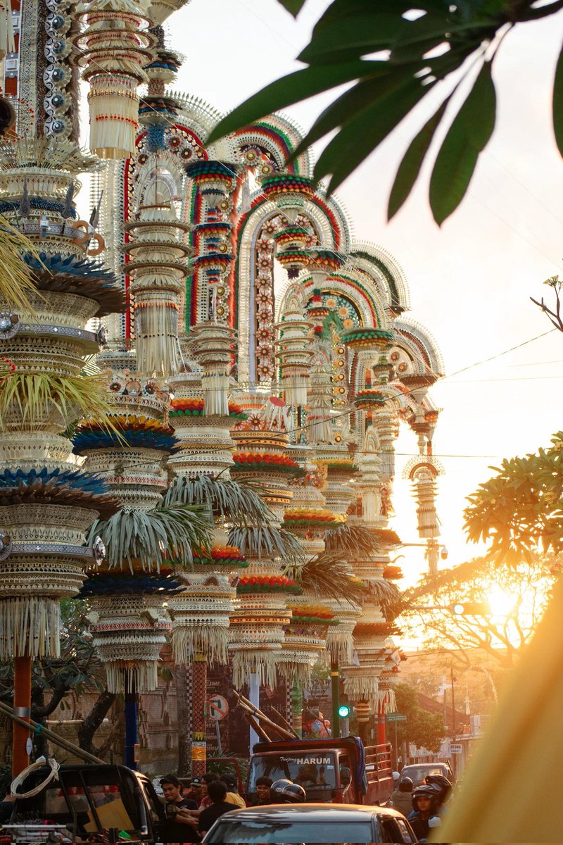 anamazingbali's tweet photo. Tradisi Ngerebong Desa Adat Kesiman diiringi dengan pemasangan penjor-penjor yang indah.

Penjor-penjor tersebut mulai dipasang dari hari Sabtu, 4 Juli 2026, dan akan tetap berdiri selama seminggu.

Yang mau melihat boleh datang langsung ke Pura Agung Kesiman Petilan.

Foto-foto dari Swastikha Wijaya (TikTok swastikhawijaya)