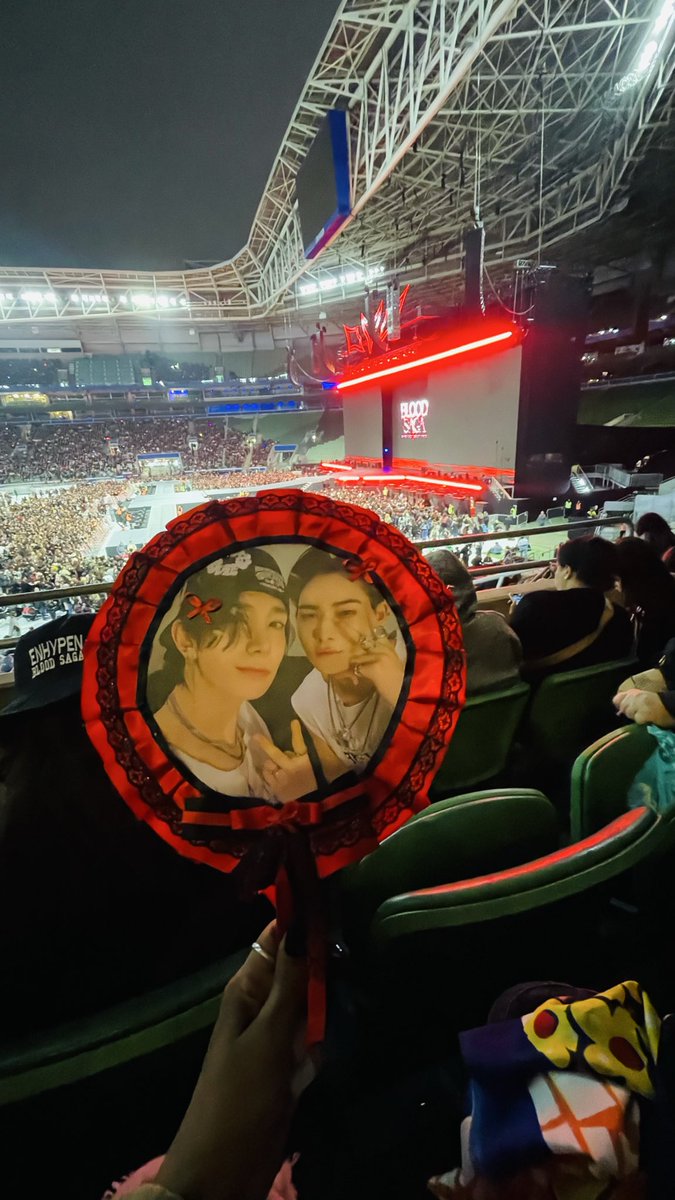 undertoneste's tweet photo. pra vagab* ot6 que roubou meu picket, feito pela @KStarStoree, parabéns sua passa fome, espero q você se lasque muito! https://t.co/BjGyPUfaQN