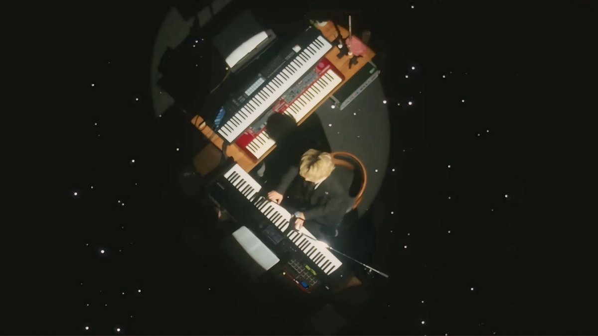 ssufnlowy's tweet photo. ケセラセラはミセスの楽曲の中で最もキーボードの音色切り替えが多いもののひとつ
冒頭のハープシコードから始まりピアノ、ベル、クラビ、バグパイプ、鉄琴など
3台のキーボードを音色によって弾き分けているのだけど単純に1台につき1音色ではないから、演奏中にボタンを操作してさらに音色を切り替えながら弾いてたりもする
ピアノの音色ひとつとっても無数に種類あるからね
昨日トラブルがあった下手側上段のキーボードはPCに接続されていて3台のキーボードの中でも特に多用な音色を担っている機材

キーボードに限らずミセスは本当に多様な音を用いて楽曲が構成されていて常に複雑な演奏をこなしているわけだから
当然その分機材トラブルもあるのだと思う
こちらが気づいていないだけで

よりによってソロのときに、とどうしても考えてしまうけど
顔色変えずすぐに本来ここで弾くはずではない下段のキーボードに移って演奏続けたのさすがすぎるよ
アレンジ、って言ったもっくんも優しかったね

#ゼンジン未到とイミュータブル