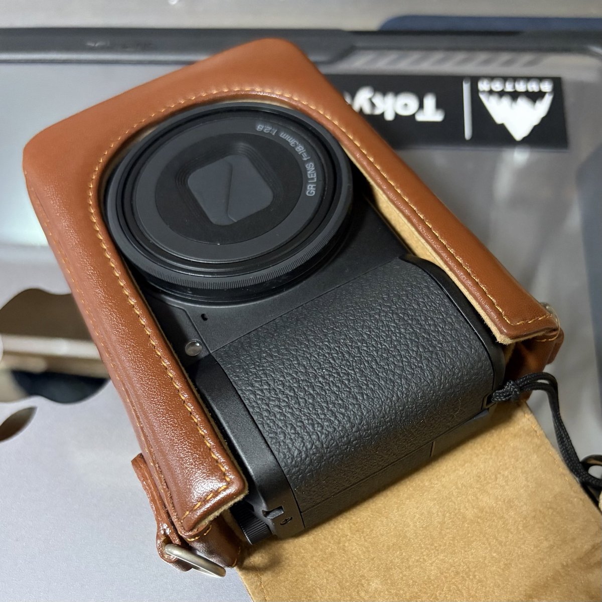 surfsnowspace's tweet photo. いつかはLeicaを！ってお呪いでジャンク救出したケースだけ何年も持ってましたがピタリのモデルに出会う前にGR挿したらナントここまでフィット‼︎これで決まりです
ケース: Leica 18785（と思う）
カメラ:RICHO GRⅣ monochrome https://t.co/AGXk9mmXZl