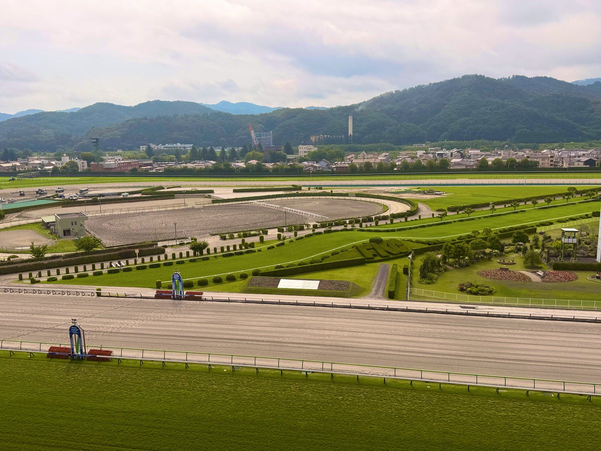 ooomurun's tweet photo. おはようございます☀

福島競馬場は
今日もくもり予報ですが、青空がのぞいています🌞じわじわ気温上がってきて、26℃🌻

北九州記念が行われる小倉のお天気が心配ですね☔️

今日も夏競馬たのしみましょー☺️🍉

#競馬
#ラジオ日本 https://t.co/Yzmkn2xYMU