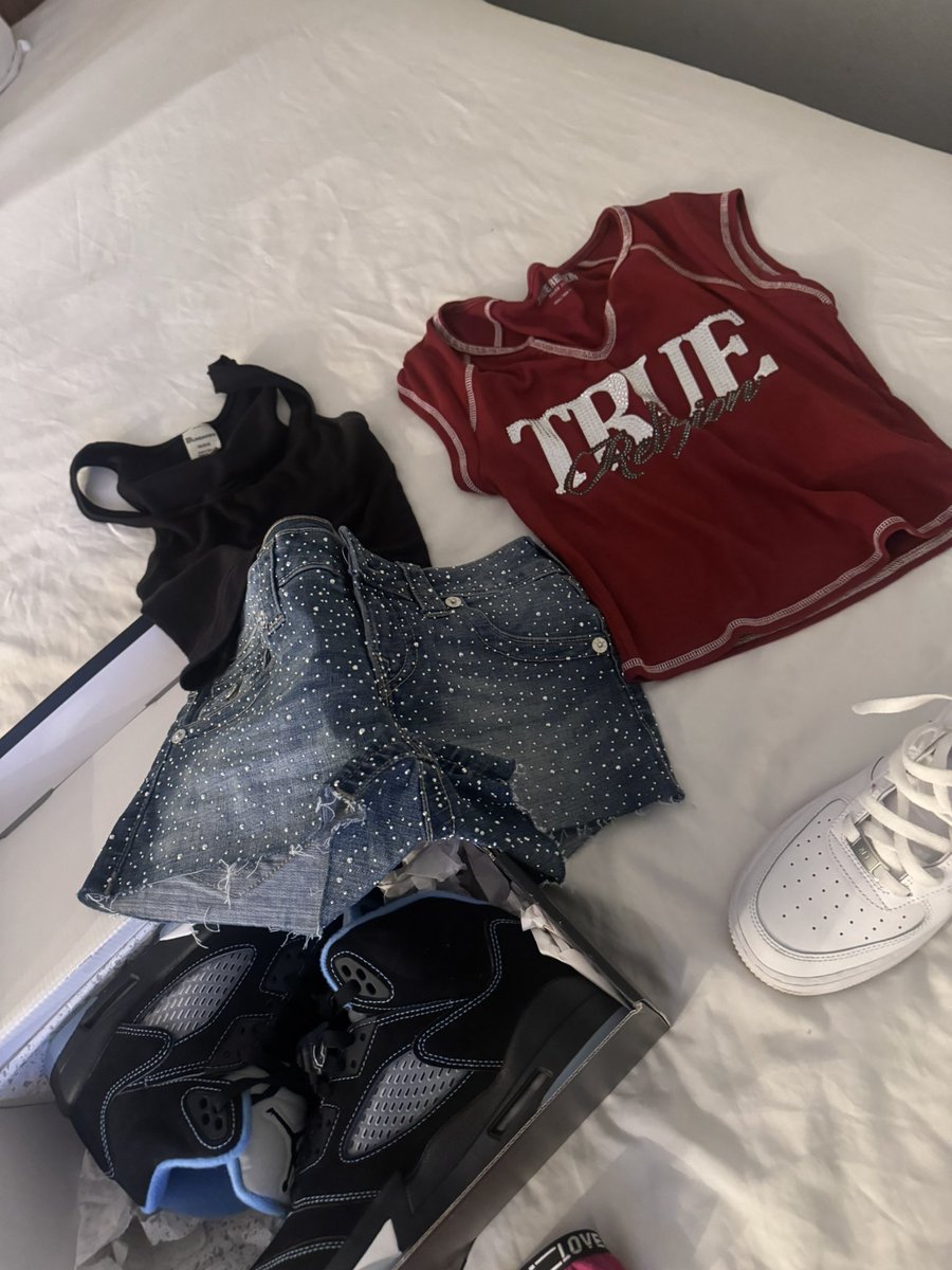 Itshantilo's tweet photo. Which shirt please help quick https://t.co/b5fYYR7WuS