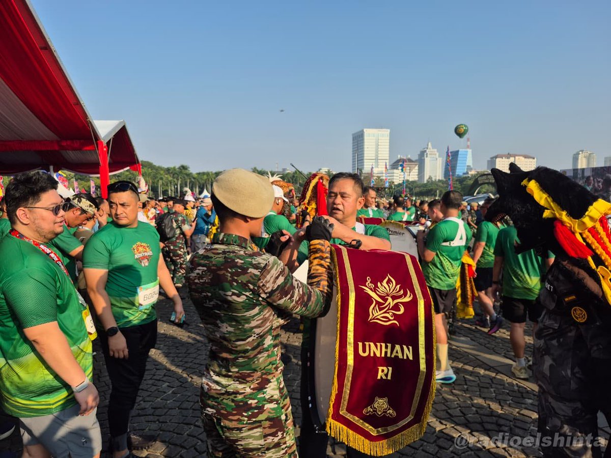 RadioElshinta's tweet photo. Ribuan peserta Kostrad Run 2026 di kawasan Monumen Nasional (Monas), Jakarta, telah menyelesaikan lomba lari dan kini menikmati penampilan drum band Universitas Pertahanan, Minggu (5/7). 📸Dwi https://t.co/srTYlybsis
