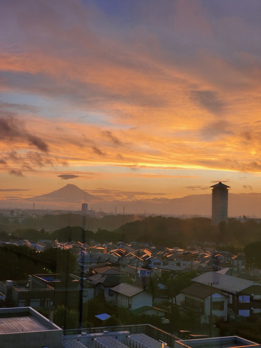 oimoppippi's tweet photo. この前の台風の後の夕焼と富士山キレイだったな https://t.co/pGAUJe2cga
