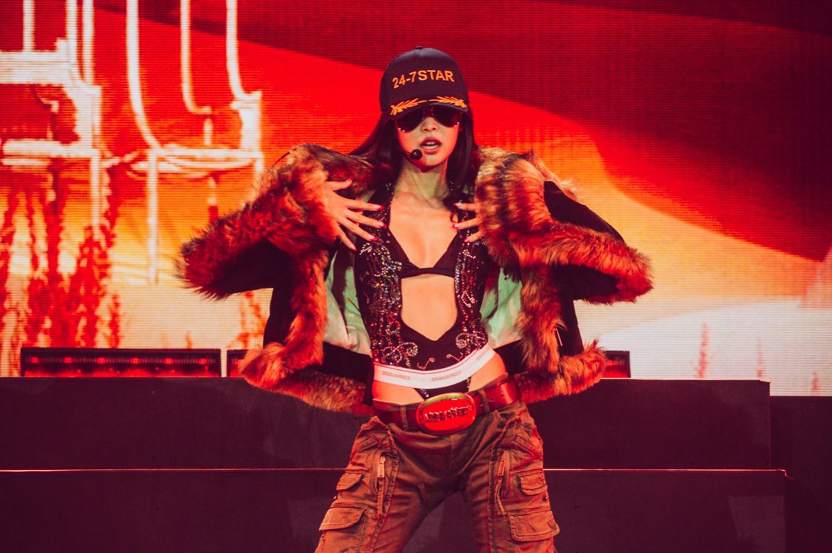 BLACKPINKGLOBAL's tweet photo. [ctto] #JENNIE performs at the Open’er Festival in Poland. 

OPEN’ER HEADLINER JENNIE
#OpenerFestival @oddatelier @BLACKPINK https://t.co/QC5UHbZ1V4
