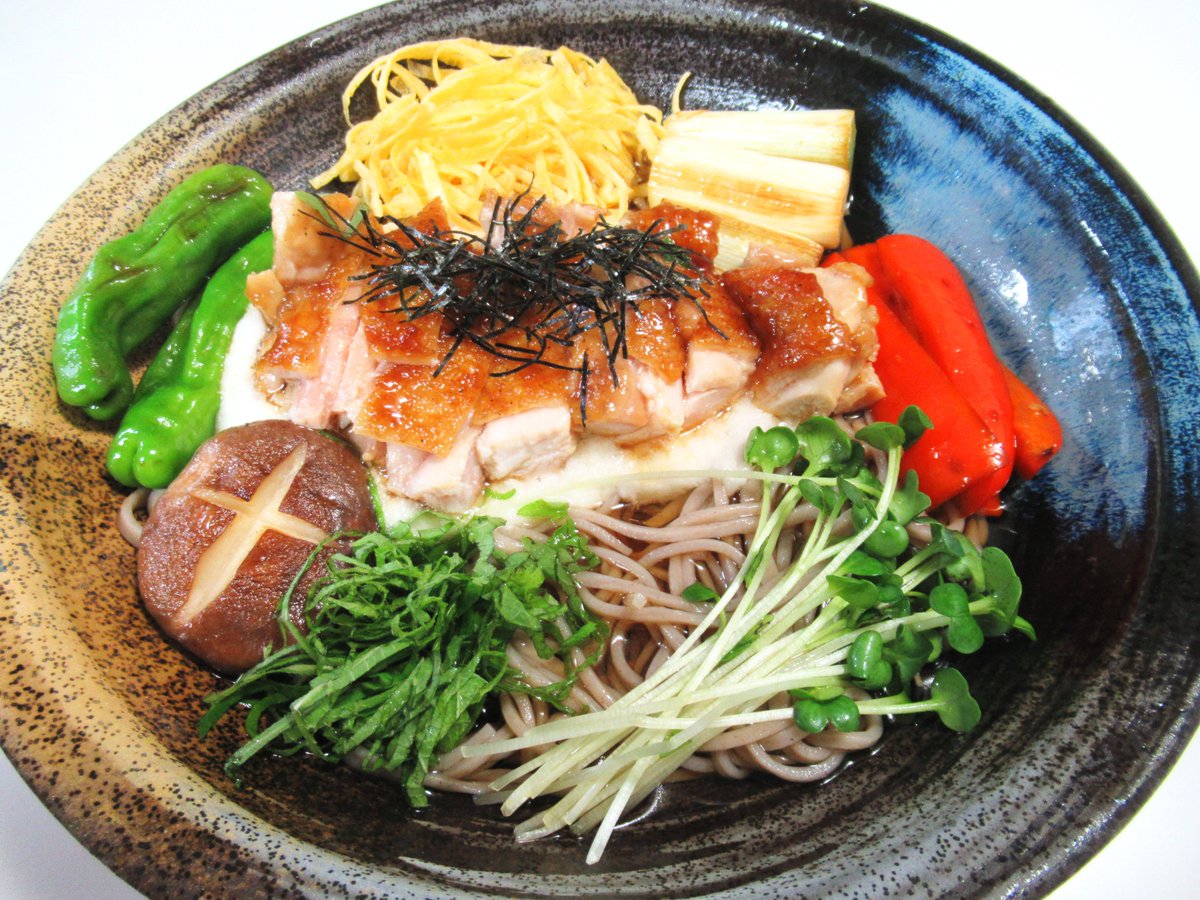 aromalotta's tweet photo. 梅雨らしい曇りベースの静かな日曜日。
約1か月ぶりの麺料理は「鶏照り焼きとろろそば」です🎵
冷たいおそばに大和芋のとろろ（出汁味つき）と鶏もも肉の照り焼きをのせて、夏野菜のソテーを添えました。
香ばしい鶏の照り焼きととろろの粘りが冷たいそばによく合って、予想以上の美味しさ❗️
ごちそうさまでした😋

#男の手料理
#手作り麺料理
#鶏照り焼き
#とろろ
#照り焼きとろろ
#鶏照り焼きとろろそば