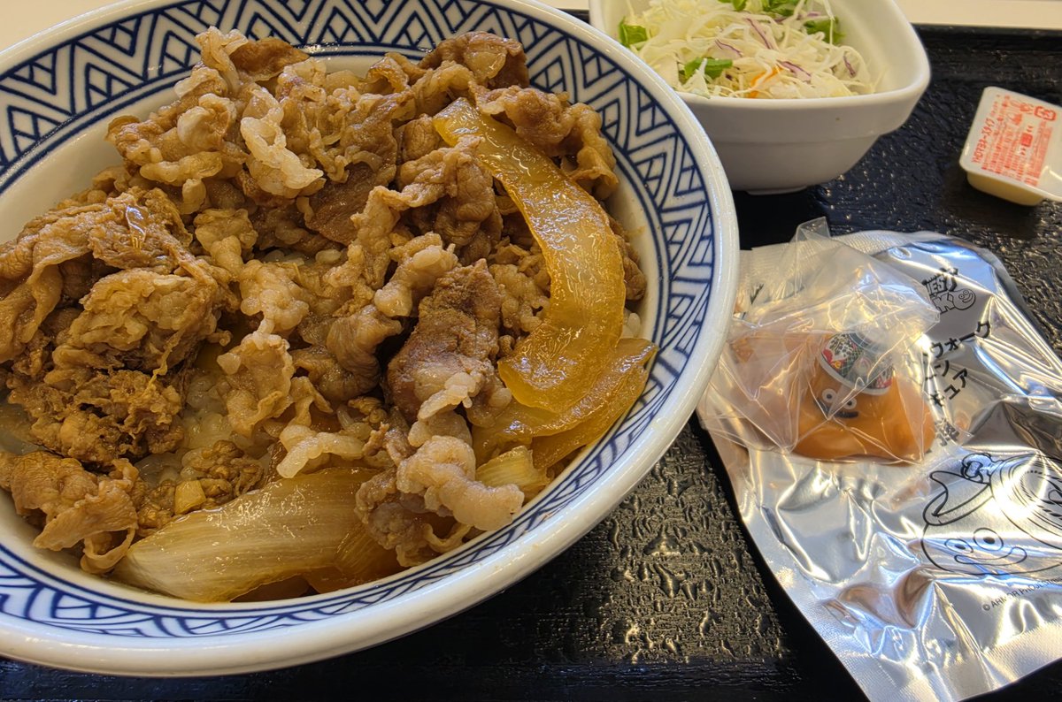 nao_0627's tweet photo. 昨日と同じ吉野家行ったけど、今日は全然ダメダメだったな。
昨日いた、全体見てテキパキ指示出ししてた女性が凄かった。
今日はおばあちゃんスタッフ(昨日もいた)に違うでしょ！って叱ってばかりの男性がまわしてたから、余裕無さそうだったな。

マナーの良いオタクしかいなかったので平和だったけど https://t.co/iKMGXoT1oU